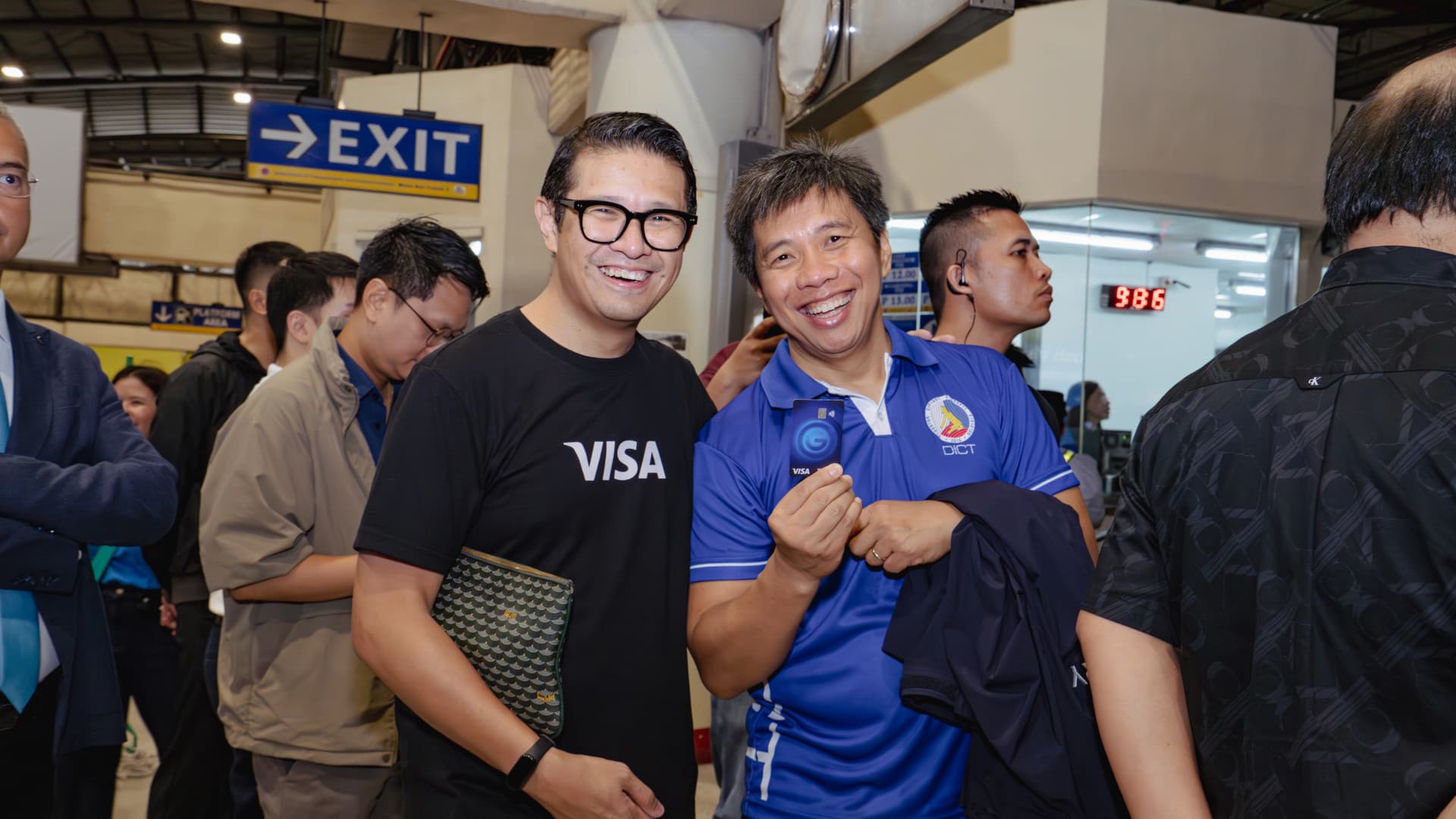 Visa's Jeffrey Navarro and DICT Secretary Henry Aguda demonstrating card tap-to-ride at the MRT-3