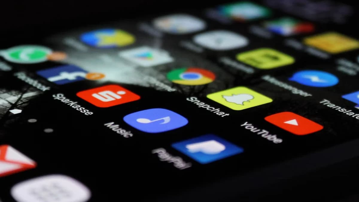 Android smartphone home screen showing a grid of app icons