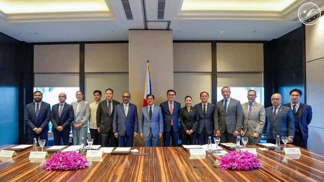 President Marcos and the Philippine delegation with GMR Group executives during his India visit