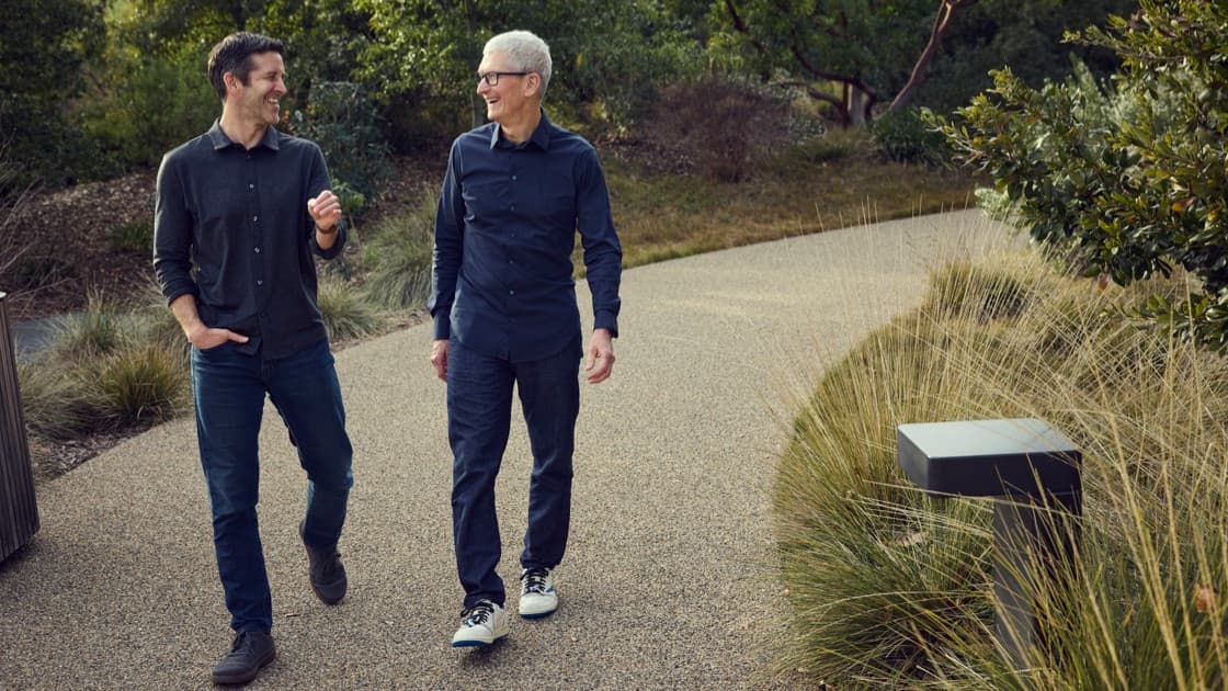 John Ternus and Tim Cook in Apple's CEO transition announcement photo
