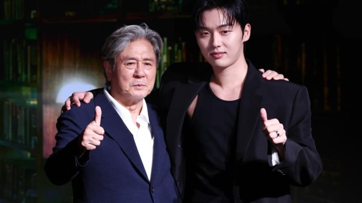 Choi Min-sik and Choi Hyun-wook seated side by side at the Notes from the Last Row Netflix press conference