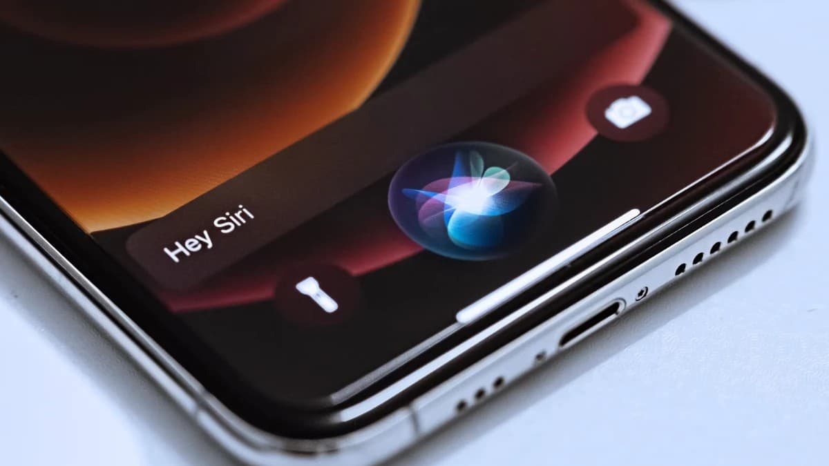 Apple Plans to Charge for Advanced Siri AI Features, Bloomberg Reports
